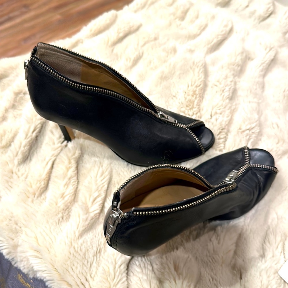 Peep toe pumps with zipper detail